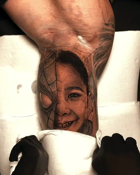 Retrato realista de uma criança sorrindo, com metade do rosto em máscara de Homem-Aranha, logo depois da limpeza.