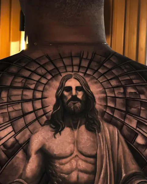 Detalhe do fechamento de costas: rosto de Jesus no centro de um vitral em preto e cinza.