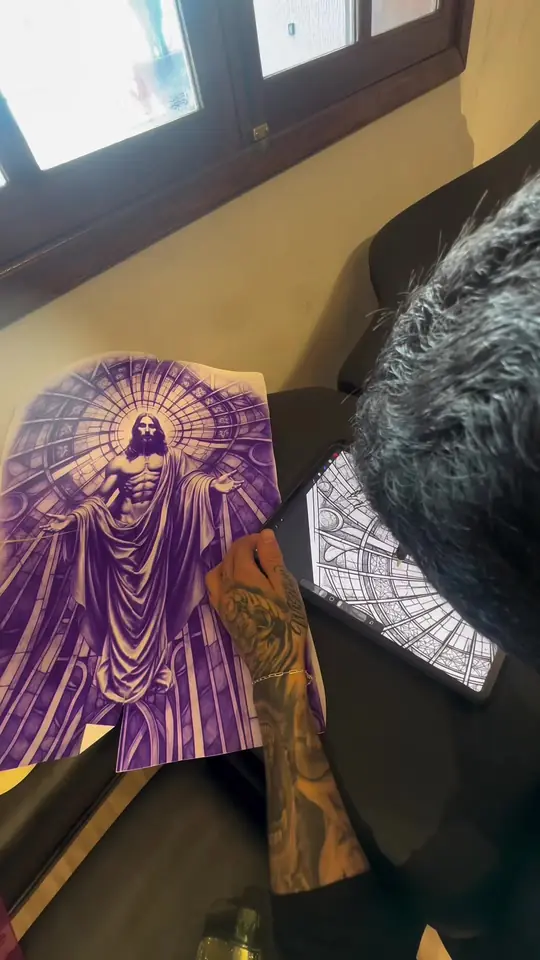 O desenho do Jesus de braços abertos impresso em roxo, ao lado do cliente.