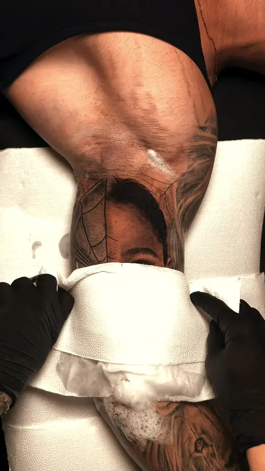 O papel passando sobre o braço e revelando o retrato de uma criança.