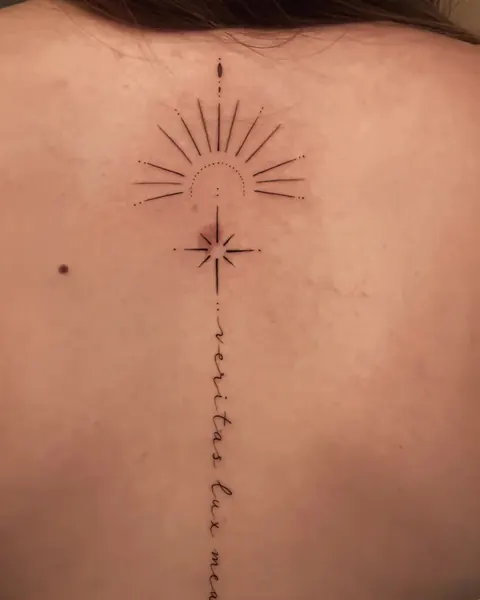 Tatuagem delicada na coluna: um sol de linhas finas, uma estrela e a frase veritas lux mea.